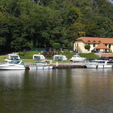 Marina Vltava Hotel Nelahozeves Exterior photo